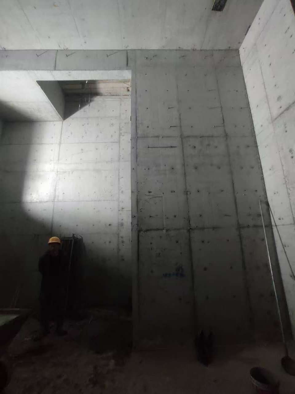 东丽墙上开槽钢筋断了有影响吗